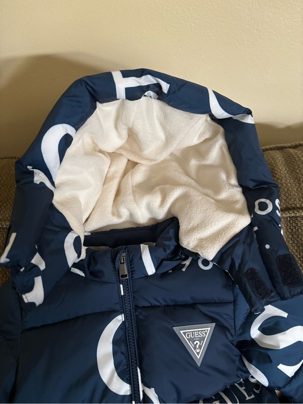 GUESS - Picture 3 of 10